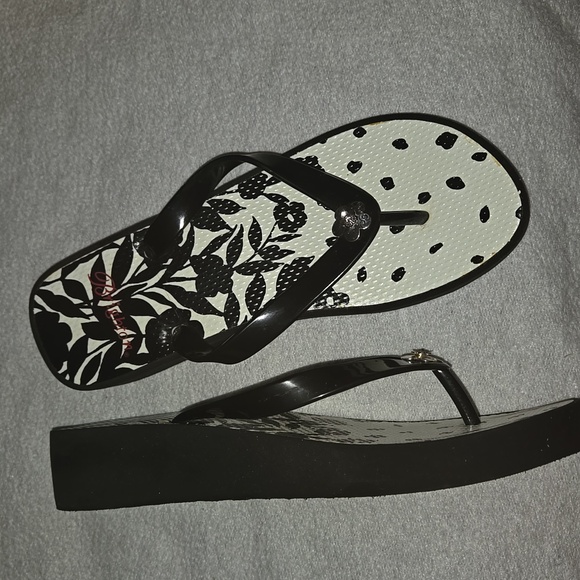 Brighton AUTHENTIC Black & White Floral Flip Flops Matching Bag Low Wedge 8 NEW - Picture 2 of 7